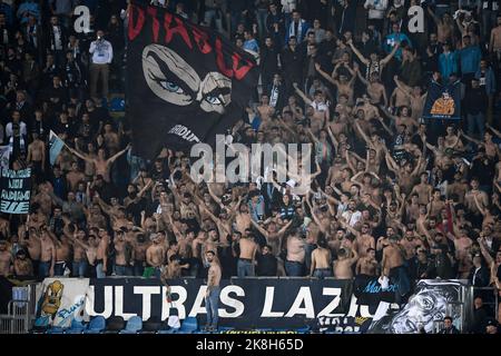 Bergamo, Italia. 23 ottobre 2022. Gli appassionati della SS Lazio mostrano il loro supportodurante la Serie Una partita di calcio tra Atalanta BC e SS Lazio. Credit: Nicolò campo/Alamy Live News Foto Stock