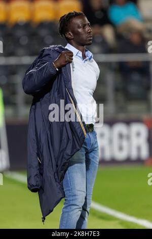 Mbaye Leye, allenatore capo di Essevee, nella foto durante una partita di calcio tra KV Oostende e Zulte Waregem, domenica 23 ottobre 2022 a Oostende, il 14° giorno della prima divisione del campionato belga della 'Jupiler Pro League' del 2022-2023. BELGA FOTO KURT DESPLENTER Foto Stock