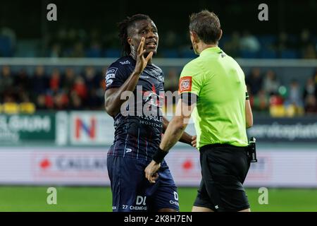 Offor Chinonso di Essevee e l'arbitro Jan Boterberg hanno illustrato durante una partita di calcio tra KV Oostende e Zulte Waregem, domenica 23 ottobre 2022 a Oostende, il giorno 14 della prima divisione del campionato belga della 'Jupiler Pro League' del 2022-2023. BELGA FOTO KURT DESPLENTER Foto Stock