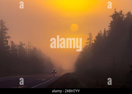 Alba autunnale sull'autostrada 77 a Clam Lake, Wisconsin. Foto Stock