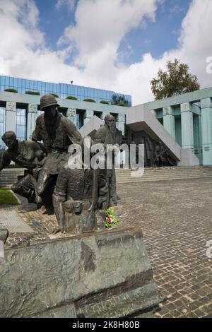 Monumento con sculture che commemorano gli eroi polacchi dell'insurrezione di Varsavia del 1944 agosto, Piazza Krasinski, Varsavia Polonia Foto Stock