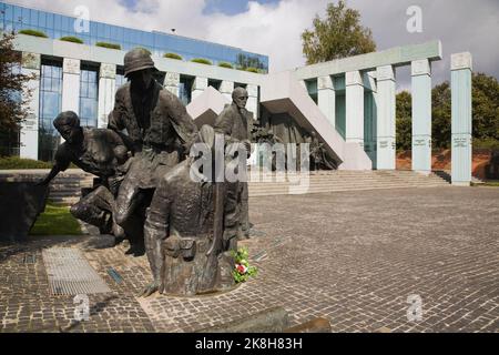 Monumento con sculture che commemorano gli eroi polacchi dell'insurrezione di Varsavia del 1944 agosto, Piazza Krasinski, Varsavia Polonia Foto Stock