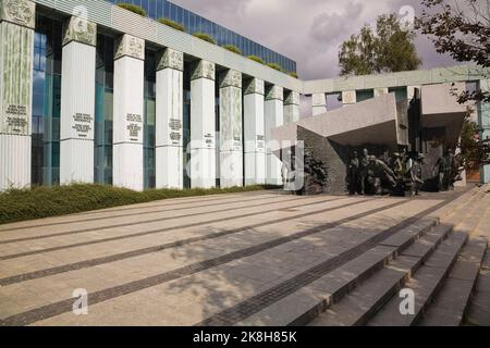 Monumento con sculture che commemorano gli eroi polacchi dell'insurrezione di Varsavia del 1944 agosto, Piazza Krasinski, Varsavia Polonia Foto Stock