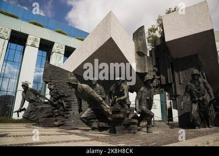 Monumento con sculture che commemorano gli eroi polacchi dell'insurrezione di Varsavia del 1944 agosto, Piazza Krasinski, Varsavia, Polonia. Foto Stock