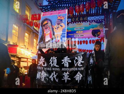Londra, Regno Unito. 24th Ott 2022. La marcia del Partito comunista anti-cinese arriva a Chinatown, Londra. Circa un centinaio di persone marciarono da Downing Street all'ambasciata cinese a Londra, via Chinatown, durante una tempesta. La protesta è in risposta all'incidente del Consolato cinese avvenuto a Manchester il 17 ottobre 2022, in cui un manifestante di Hong Kong è stato trascinato e picchiato dal personale. (Foto di Jasmine Leung/SOPA Images/Sipa USA) Credit: Sipa USA/Alamy Live News Foto Stock