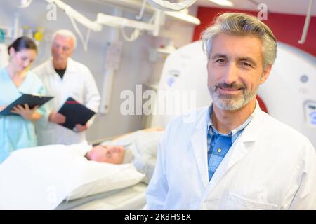 Macchina mri e schermate con medico e infermiere Foto Stock