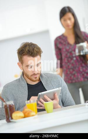 un au pair femminile al lavoro Foto Stock