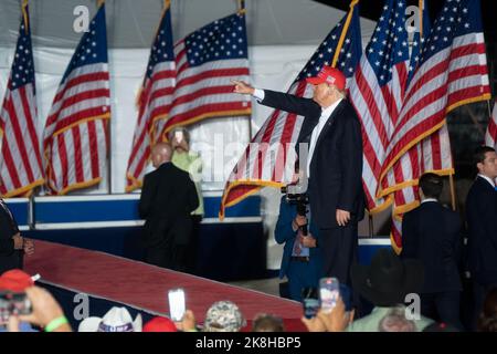 Donald Trump indica alcuni dei suoi sostenitori quando esce dal palco alla conclusione del suo rally Save America a Robstown, Texas. Foto Stock