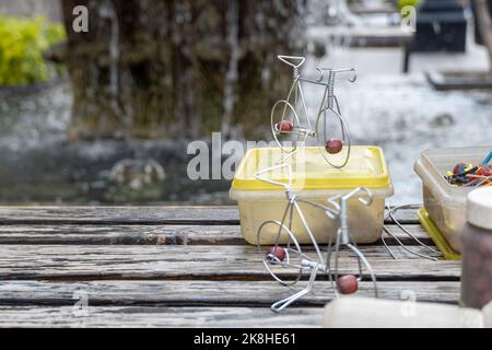 artigiano sulla strada facendo figurine di bicicletta con filo, figurine di metallo fatte a mano messico Foto Stock