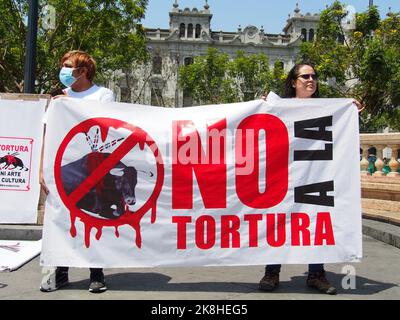 Lima, Perù. 23rd Ott 2022. "No alla tortura” può essere letto su uno striscione quando decine di attivisti animali sono scesi in strada per protestare contro la corrida nell'arena di Acho, a Lima. La Plaza de Toros de Acho, inaugurata nel 1766, continua ad operare, nonostante l'esistenza di una legge contro gli abusi sugli animali, sul terreno che la corrida è uno spettacolo culturale tradizionale. Credit: Agenzia Stampa Fotoholica/Alamy Live News Foto Stock