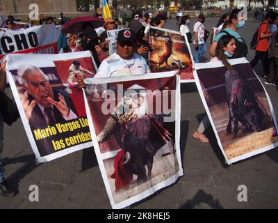 Lima, Perù. 23rd Ott 2022. Decine di attivisti animali sono scesi in piazza per protestare contro la corrida nell'arena di Acho, a Lima. La Plaza de Toros de Acho, inaugurata nel 1766, continua ad operare, nonostante l'esistenza di una legge contro gli abusi sugli animali, sul terreno che la corrida è uno spettacolo culturale tradizionale. Credit: Agenzia Stampa Fotoholica/Alamy Live News Foto Stock