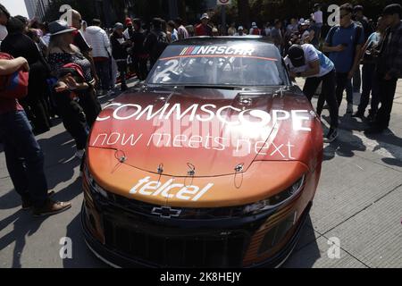 Città del Messico, Messico. 23rd Ott 2022. Gli appassionati di auto partecipano alla Nascar Parade Mexico al Monumento della Rivoluzione a Città del Messico. Il 23 ottobre 2022 a Città del Messico (Credit Image: © Luis Barron/eyepix via ZUMA Press Wire) Foto Stock