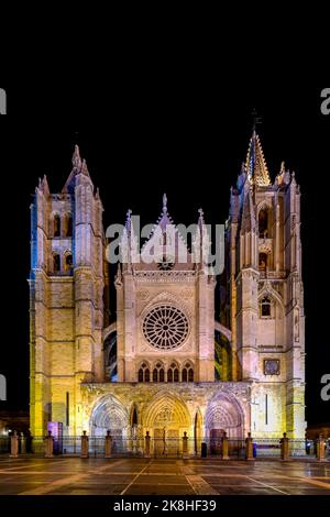 Principale facciata gotica della Cattedrale di León in serata, Spagna Foto Stock