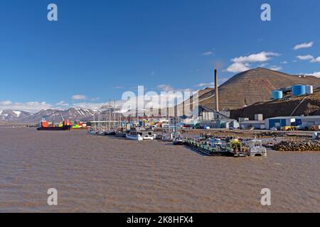 Il porto di Longyearbyen in estate nell'Alto Artico di Norvegia Foto Stock
