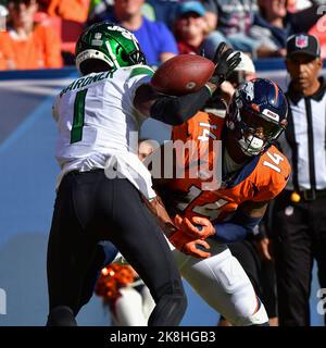 Denver, Stati Uniti. 23 ottobre 2022: Il ricevitore largo Denver Broncos Courtland Sutton (14) ha un passaggio nella zona finale capovolto via dai New York Jets Cornerback Sauce Gardner (1) nella prima metà della partita di calcio tra i Denver Broncos e i New York Jets. Derek Regensburger/CSM. Credit: CAL Sport Media/Alamy Live News Foto Stock