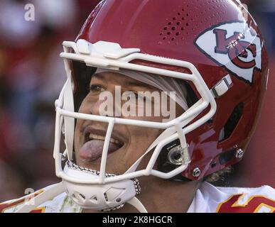 Santa Clara, Stati Uniti. 23rd Ott 2022. Il quartback dei Kansas City Chiefs Patrick Mahomas (15) celebra un quarto trimestre di touchdown contro il San Francisco 49ers al Levi's Stadium di Santa Clara, California, domenica 23 ottobre 2022. I Chiefs ubribbed il 49ers 44-23. Foto di Terry Schmitt/UPI Credit: UPI/Alamy Live News Foto Stock