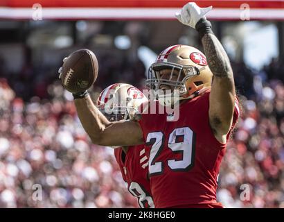 Santa Clara, Stati Uniti. 23rd Ott 2022. San Francisco 49ers sicurezza Talanoa Hufanga (29) celebra un primo quarto di intercettazione contro i Kansas City Chiefs al Levi's Stadium di Santa Clara, California Domenica, 23 Ottobre 2022. I Chiefs ubribbed il 49ers 44-23. Foto di Terry Schmitt/UPI Credit: UPI/Alamy Live News Foto Stock