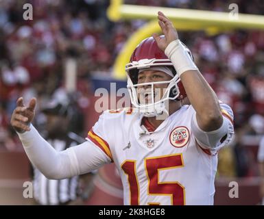 Santa Clara, Stati Uniti. 23rd Ott 2022. Il quartback dei Kansas City Chiefs Patrick Mahomas (15) celebra un quarto trimestre di touchdown contro il San Francisco 49ers al Levi's Stadium di Santa Clara, California, domenica 23 ottobre 2022. I Chiefs ubribbed il 49ers 44-23. Foto di Terry Schmitt/UPI Credit: UPI/Alamy Live News Foto Stock