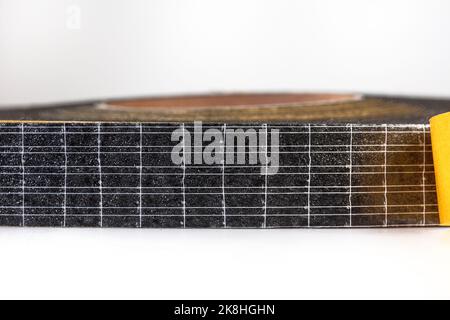 Striscia in schiuma di neoprene CR con nastro adesivo a un solo lato. Nastro isolante in gomma schiuma CR adesivo resistente su un solo lato. Foto Stock