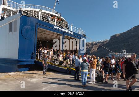 Ormos Athinios, Santorini, Grecia. 2022. Porto di Athinios, isola di Santorini per traghetti e navi da carico. I passeggeri che sbarcano da un traghetto arrivano fr Foto Stock