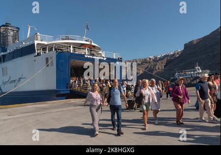 Ormos Athinios, Santorini, Grecia. 2022. Porto di Athinios, isola di Santorini per traghetti e navi da carico. I passeggeri che sbarcano da un traghetto arrivano fr Foto Stock