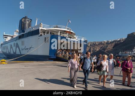 Ormos Athinios, Santorini, Grecia. 2022. Porto di Athinios, isola di Santorini per traghetti e navi da carico. I passeggeri che sbarcano da un traghetto arrivano fr Foto Stock