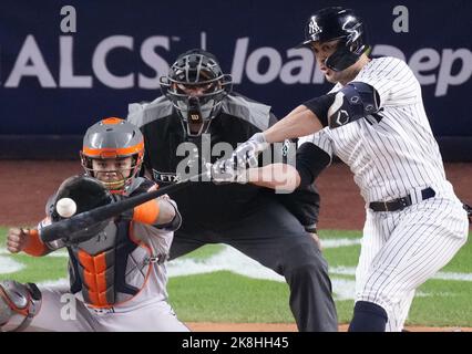 New York, Stati Uniti. 23rd Ott 2022. Il New York Yankees Giancarlo Stanton colpisce un singolo rbi nella prima gara contro gli Houston Astros nella quarta partita della loro American League Championship Series allo Yankee Stadium di New York, domenica 23 ottobre 2022. Foto di Ray Stubblebine/UPI Credit: UPI/Alamy Live News Foto Stock