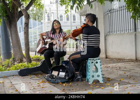 due bruna latine che suonano chitarra e violino per strada, messico, Foto Stock
