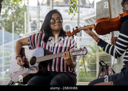 due bruna latine che suonano chitarra e violino per strada, messico, Foto Stock