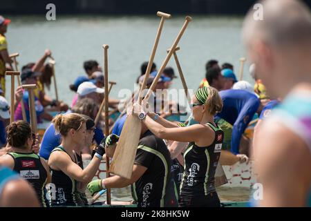 Le squadre si preparano per una gara al Dragon Boat Festival a Tai Pak Beach, Discovery Bay, Lantau Island, Hong Kong, 2017 Foto Stock