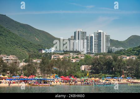 Le squadre tornano in spiaggia dopo una gara al Dragon Boat Festival a Tai Pak Bay, Discovery Bay, Lantau Island, Hong Kong, 2017 Foto Stock