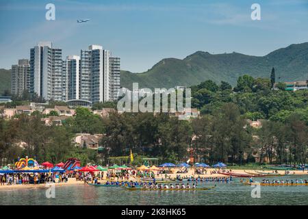 Le squadre tornano in spiaggia dopo una gara al Dragon Boat Festival a Tai Pak Bay, Discovery Bay, Lantau Island, Hong Kong, 2017 Foto Stock