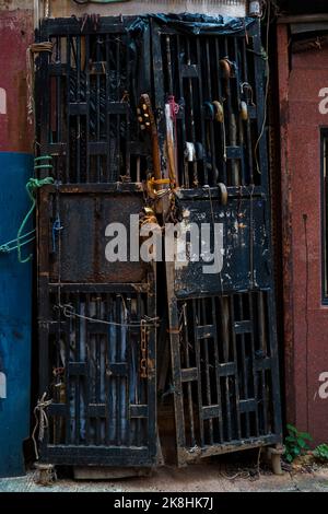 Cancelli di ferro delapidati all'entrata di un edificio a Sheung WAN, Isola di Hong Kong Foto Stock