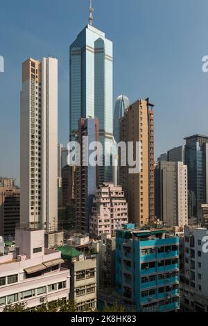 Vecchio e nuovo: Alti e moderni edifici di uffici e appartamenti dietro tradizionali vecchi edifici di media altezza, Central, Hong Kong Island, 2014 Foto Stock