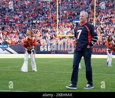 Denver, Stati Uniti. 23 ottobre 2022: L'ex Bronco John Elway cammina sul campo per una commemorazione del 25th° anniversario della prima vittoria del Broncos Super Bowl durante l'intervallo di tempo della partita di calcio tra i Denver Broncos e i New York Jets. Derek Regensburger/CSM. Credit: CAL Sport Media/Alamy Live News Foto Stock