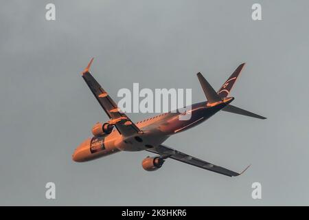 Air Montenegro Embraer ERJ-195 (ERJ-195LR) aerei a reazione da passeggeri regionali in volo in avvicinamento per atterrare al tramonto con colori caldi Foto Stock