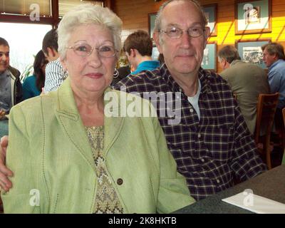 Una coppia americana anziana si pone per una fotografia all'interno di un ristorante di Fort Wayne, Indiana. Foto Stock