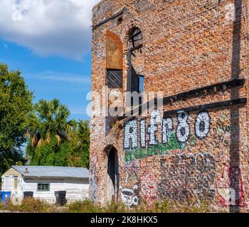 NEW ORLEANS, LA, USA - 22 OTTOBRE 2022: Vista laterale del vecchio edificio abbandonato in mattoni rossi coperto da graffiti nel quartiere di Bywater Foto Stock