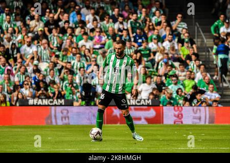 SIVIGLIA, SPAGNA - 23 OTTOBRE: Germán Pezzella di Real Betis Balompie controlla la palla durante la partita tra Real Betis Balompie e Atletico de Madrid CF di la Liga Santander il 27 agosto 2022 a Mestalla a Valencia, Spagna. (Foto di Samuel Carreño/PxImages) Foto Stock