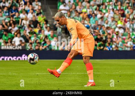 SIVIGLIA, SPAGNA - 23 OTTOBRE: Antoine Griezmann di Atletico de Madrid passa la palla durante la partita tra Real Betis Balompie e Atletico de Madrid CF di la Liga Santander il 27 agosto 2022 a Mestalla a Valencia, Spagna. (Foto di Samuel Carreño/PxImages) Foto Stock