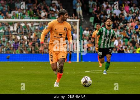 SIVIGLIA, SPAGNA - 23 OTTOBRE: Rodrigo de Paul di Atletico de Madrid guida la palla durante la partita tra Real Betis Balompie e Atletico de Madrid CF di la Liga Santander il 27 agosto 2022 a Mestalla a Valencia, Spagna. (Foto di Samuel Carreño/PxImages) Foto Stock