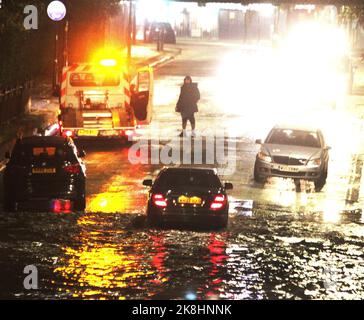 Londra ha allagato il 23/10/2022 domenica. Questo è uno dei sottopassaggi che è stato inondato in Acton West London 23/10/2022 blitz foto Foto Stock