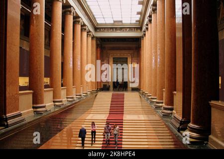 Scala principale nella sala d'ingresso, all'interno del Museo di Belle Arti Pushkin, Mosca, Russia Foto Stock