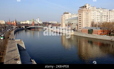 Fiume Mosca con il Cremlino sullo sfondo, Casa sull'Embankment sulla destra, vista al tramonto Golden hour, Mosca, Russia Foto Stock