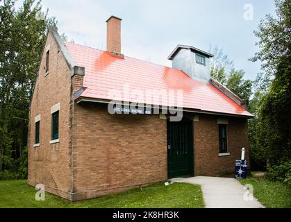 Edificio del segnale della nebbia presso il faro di Grand Traverse a Leland, Michigan Foto Stock