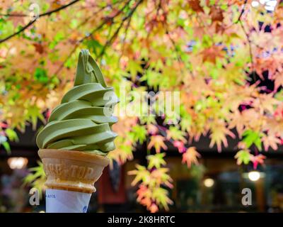 Primo piano di gelato Matcha con colore autunnale a Kyoto, Giappone Foto Stock