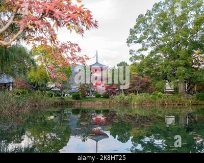 Vista soleggiata del colore autunnale e della Torre Shingyo-Hoto di Osawa Pond a Kyoto Foto Stock