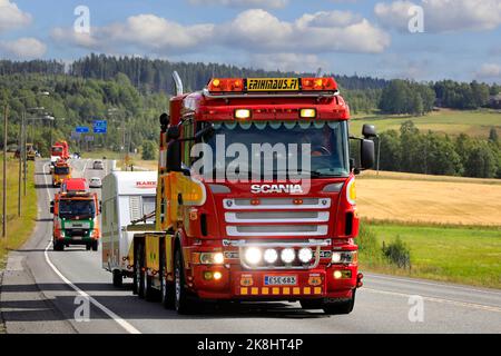 Il carro di traino per impieghi pesanti serie Scania 4 personalizzato Erihinaus tira la carovana in convoglio verso il Power Truck Show 2022. Pirkanmaa, Finlandia. Agosto 11, 2022. Foto Stock