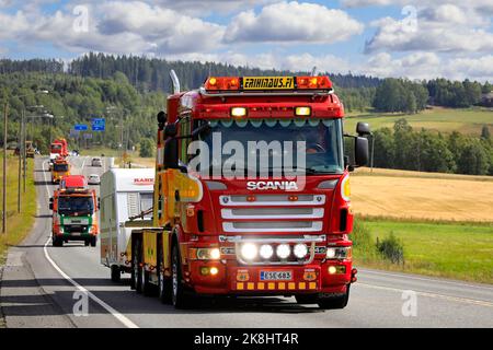 Il carro di traino per impieghi pesanti serie Scania 4 personalizzato Erihinaus tira la carovana in convoglio verso il Power Truck Show 2022. Pirkanmaa, Finlandia. Agosto 11, 2022. Foto Stock