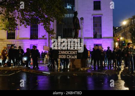 Londra, Regno Unito. 23rd ottobre 2022. Centinaia di Hong-Kongers britannici, tibetani e uiguri si sono riuniti a Whitehall e hanno marciato contro l'ambasciata cinese per protestare contro l'assalto di Hong Konger Bob Chan, che si dice abbia avuto luogo durante un raduno a favore della democrazia la scorsa settimana. Chan dice di essere stato trascinato nei terreni del Consolato cinese di Manchester e picchiato, poco dopo che il personale è emerso e afferrato manifesti dimostranti ha messo fuori dai cancelli. Credit: Undicesima ora di Fotografia/Alamy Live News Foto Stock